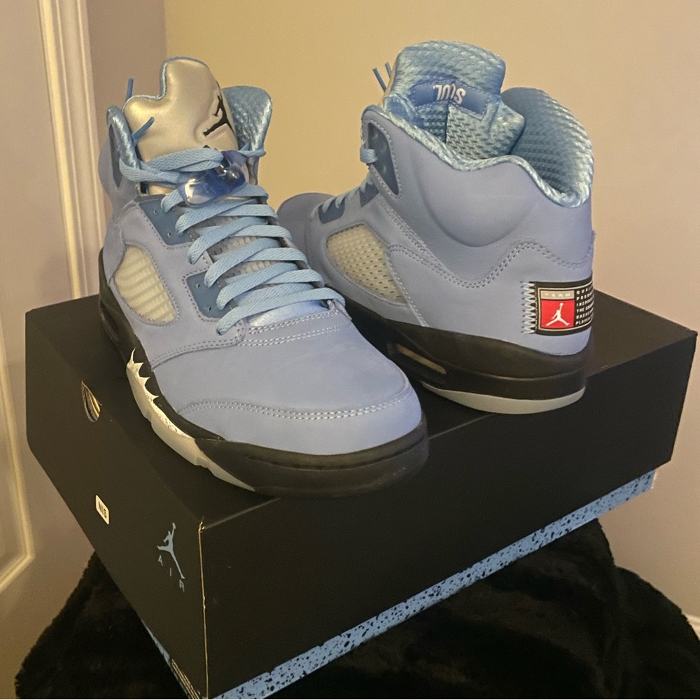 Brand new never been worn!!!!! Air Jordan Retro University Blue